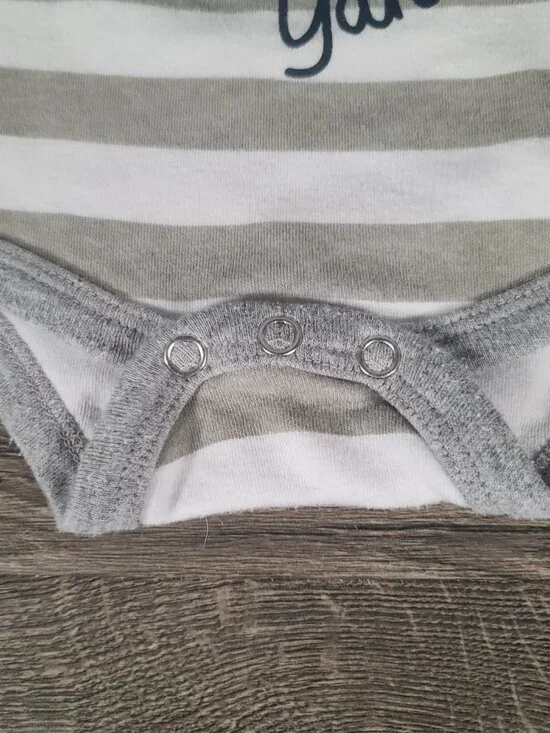 Lot of 2 Majestic New York Yankee Baby Girl's Size 0-3 Onesies. - Picture 4 of 15